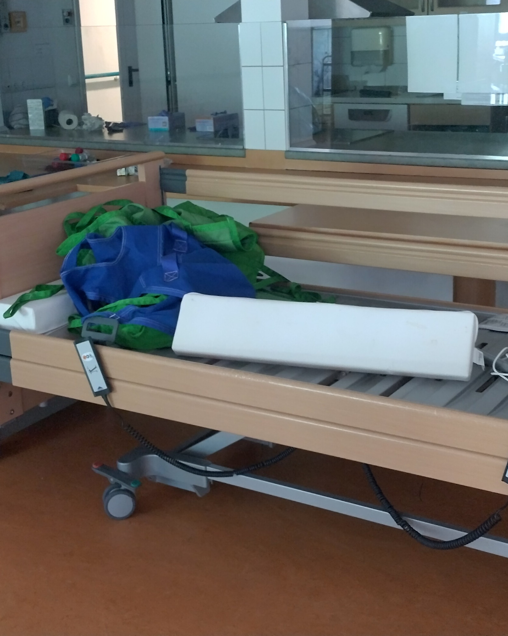 Потрібні волонтери для завантаження медичних ліжок в Україну